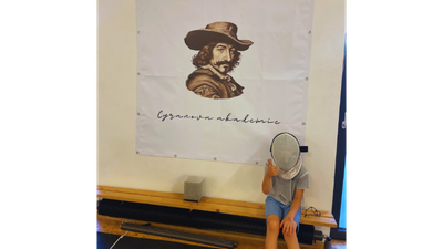 Dítě u banneru Cyranovy akademie